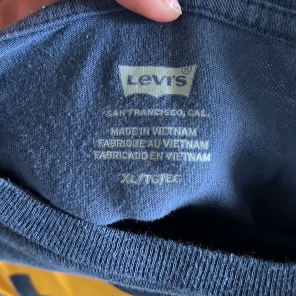 Levi’s T-shirt! - Picture 2 of 3